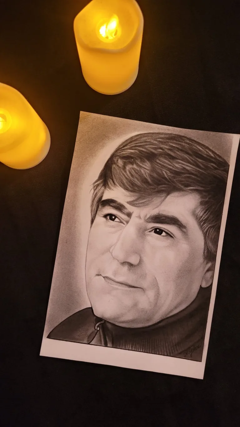 Bazı portreler sadece çizgilerden oluşmaz; bir duruşun, bir fikrin ve yarım kalmış bir hikâyenin sessiz çığlığıdır. Hrant Dink...